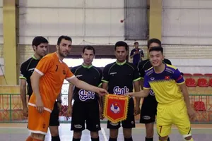 2 đội làm thủ tục trước trận đấu. Ảnh: Đoàn Nhật