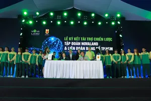 Toàn cảnh lễ ký hợp đồng tài trợ. Ảnh: Anh Trần