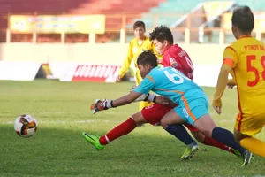 Một pha sóng gió trước khung thành CLB TPHCM II. Ảnh: ANH TRẦN