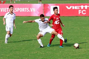 Đội PVF (áo trắng) cùng Viettel giành vé vào VCK