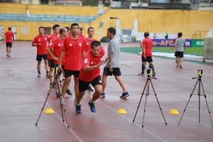 Các trọng tài trong phần kiểm tra. Ảnh: Đoàn Nhật