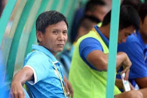 Phía trước vẫn còn nhiều chông gai chờ đón HLV Đình Tân và đội Khánh Hòa. Ảnh: ANH TRẦN