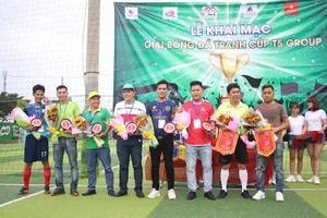 BTC tặng hoa cho các đội dự giải. Ảnh: HỮU THỊNH