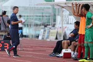 HLV Hoàng Anh Tuấn chia tay đội U18 Việt Nam sau khi đội nhà bị loại. Ảnh: DŨNG PHƯƠNG