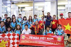 HLV Mai Đức Chung và các cầu thủ về sân bay Nội Bài chụp ảnh cùng người hâm mộ. Ảnh: Minh Hoàng