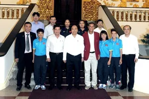 Thủ tướng Nguyễn Xuân Phúc gặp mặt HLV Mai Đức Chung và đại diện cầu thủ đội tuyển nữ Việt Nam sau SEA Games 29