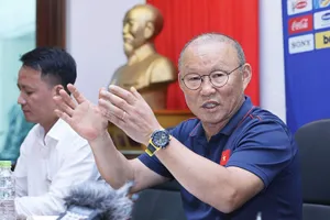 HLV Park Hang-seo tiếp tục... trải lòng cùng giới truyền thông. Ảnh: Minh Hoàng