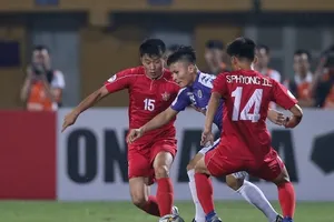 Quang Hải giữa vòng vây 2 hậu vệ đối phương. Ảnh: MINH HOÀNG