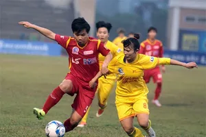 Hoài Lương và các cầu thủ TPHCM I đến gần với ngôi vô địch. Ảnh: Anh Trần