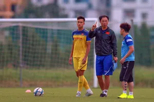 HLV Kim Yan Hoon trao đổi cùng trợ lý trên sân tập. Ảnh: Dũng Phương