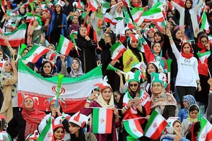 Nữ CĐV đội Iran trên khán đài trong trận Iran - Campuchia
