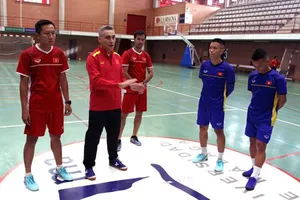 HLV Miguel cùng các cộng sự trên sân tập. Ảnh: Anh Trần