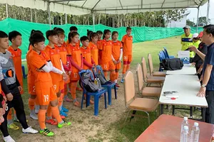 BHL hội ý cùng cả đội trước buổi tập. Ảnh: Đoàn Nhật