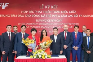 Bà Phan Thu Hương, Tổng giám đốc PVF và Bà Sabrina Buljubasic, Tổng Giám đốc CLB bóng đá FK Sarajevo Ký kết hợp tác phát triển toàn diện giữa PVF và FK Sarajevo 