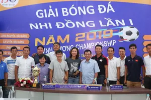 Ban tổ chức và đại diện các đội tham dự chụp ảnh lưu niệm tại buổi họp. Ảnh: Anh Trần