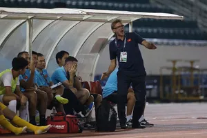 Ông Troussier vẫn không hài lòng dù các học trò có chiến thắng 4-1. Ành: DŨNG PHƯƠNG