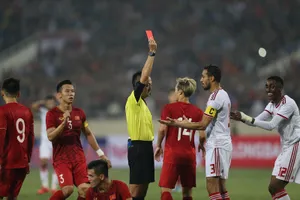 Phản ứng của Khalifa Mubarak (12) khi bị thẻ đỏ. Ảnh: Dũng Phương