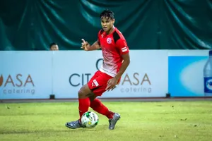 Irfan Fandi cùng các cầu thủ Singapore bị Lào cầm hòa