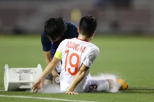 Quang Hải chấn thương trong trận gặp Singapore. Ảnh: Dũng Phương