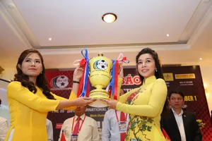 BTC giới thiệu chiếc Cúp vô địch. Ảnh: Thanh Đình