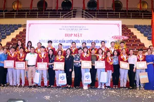 Các thành viên tham dự SEA Games nhận bằng khen và quà tại buổi họp mặt. Ảnh: Thanh Đình