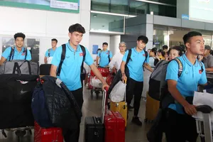 Các tuyển thủ tại sân bay Tân Sơn Nhất. Ảnh: N.K
