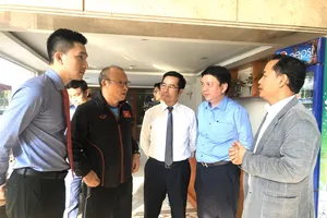 HLV Park Hang-seo trao đổi cùng lãnh đạo Công ty VJ và Trung tâm Hajko. Ảnh: Thanh Đình