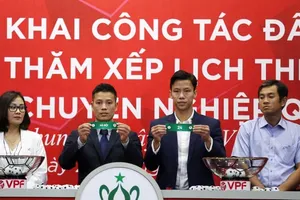 Đại diện lãnh đạo và cầu thủ các CLB tại lễ bốc thăm. Ảnh: MINH HOÀNG