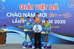 BTC trao thưởng cho các VĐV về đầu nội dung đồng đội nam hệ chuyên nghiệp. Ảnh: NGUYỄN NHÂN