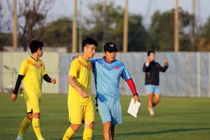 Đình Trọng được bác sĩ theo dõi trong suốt buổi tập. Ảnh: Đoàn Nhật