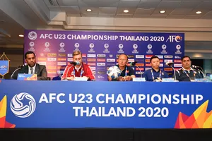 Nhà cầm quân các đội ờ bảng D tại buổi họp báo. Ảnh: Đoàn Nhật