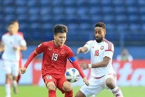 Các cầu thủ UAE đã thành công khi "khóa" được Quang Hải cũng như hạn chế phạm lỗi ở gần vòng 16m50. Ảnh MINH HOÀNG