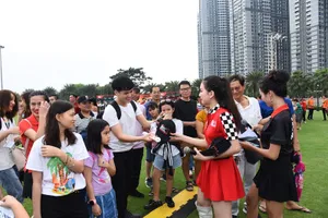 Người hâm mộ nhận quà lưu niệm tại sự kiện. Ảnh: Anh Trần