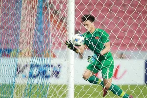 Tiến Dũng mắc sai lầm ở bàn gỡ hòa 1-1 của Triều Tiên. Ảnh: MINH HOÀNG