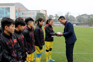 Ông Trần Quốc Tuấn thay mặt VFF lì xì cho các thành viên đội tuyển nữ Việt Nam. Ảnh: Đoàn Nhật