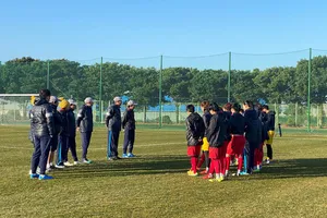 HLV Mai Đức Chung trao đổi cùng các học trò trước buổi tập. Ảnh: Đoàn Nhật