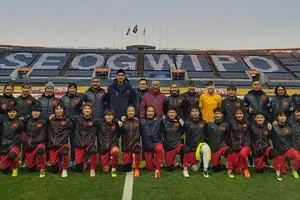 ĐT Việt Nam trước buổi tập chiều 5-2. Ảnh: Đoàn Nhật