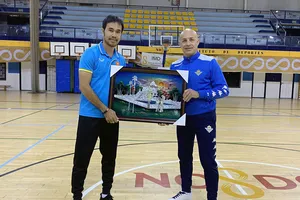 Lãnh đạo đội Real Betis trao quà lưu niệm cho HLV Phạm Minh Giang. Ảnh: Anh Trần