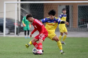 ĐT nữ Việt Nam bị U15 nam Hà Nội cầm hòa. Ảnh: Đoàn Nhật