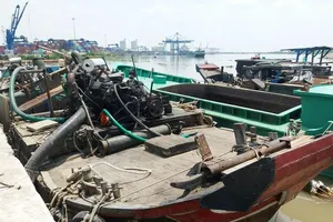 Bắt giữ ghe gắn vòi "bạch tuộc” hút cát trên sông Đồng Nai