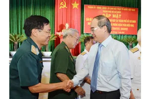 Bí thư Thành ủy TPHCM Nguyễn Thiện Nhân thăm hỏi các tướng lĩnh. Ảnh: VIỆT DŨNG
