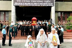 Tiễn đưa “anh hùng chân đất” Nguyễn Văn Bảy về quê nhà Lai Vung