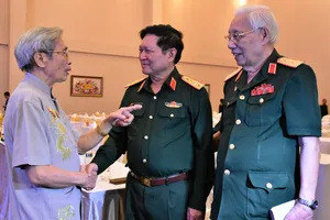 Đại tướng Ngô Xuân Lịch, Ủy viên Bộ Chính trị, Phó Bí thư Quân ủy Trung ương, Bộ trưởng Bộ Quốc phòng  thăm hỏi các cựu tướng lĩnh Quân đội 