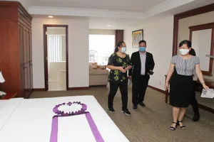 Cán bộ đoàn công tác Sở Y tế Kiểm tra phòng