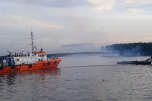 Tàu kéo bốc cháy trên sông Lòng Tàu, 4 người được cứu sống