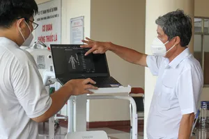 Tặng máy chụp X-quang kỹ thuật số di động hiện đại cho Bệnh viện quận Tân Phú