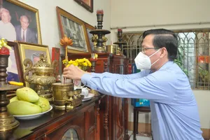 Chủ tịch UBND TPHCM Phan Văn Mãi dâng hương cố Giáo sư Trần Văn Giàu. Ảnh: CAO THĂNG