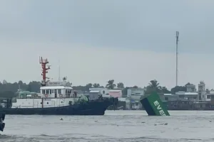 Nhiều thùng container trên sà lan SG 8.259 rơi xuống sông 