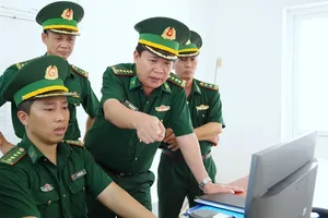 Đoàn công tác kiểm tra hệ thống giám sát tàu cá tại trạm kiểm soát biên phòng Lộc An, đồn Biên phòng Phước Hải (xã Phước Hải). Ảnh: VĂN DANH