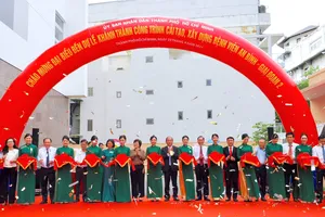 Các đại biểu cắt băng khánh thành Bệnh viện An Bình, giai đoạn 2. Ảnh: HOÀNG HÙNG